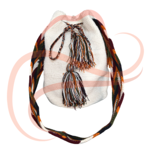 Mochila Wayúu con un diseño de colores blanco, negro y café, formando un patrón geométrico de estilo tradicional. Los tonos tierra le dan un carácter más sobrio, mientras que los flecos y la correa tejida complementan su aspecto artesanal.