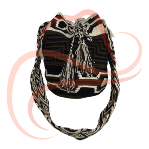 Mochila Wayúu en colores negro y blanco con un diseño geométrico de estilo clásico. El contraste entre los tonos hace que las figuras resaltan, mientras que las borlas decorativas y la correa completan su estilo elegante y atemporal.
