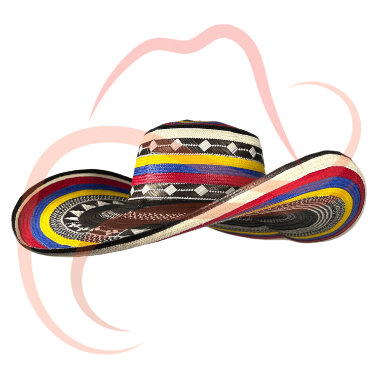 Sombrero vueltiao de 19 vueltas en colores amarillo, azul y rojo. Vista en tres cuartos que permite apreciar la calidad artesanal del trenzado de caña flecha y los patrones geométricos tradicionales de la cultura colombiana.