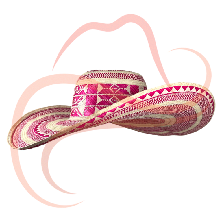 Vista en tres cuartos de sombrero vueltiao de 19 vueltas en colores blanco y fucsia, resaltando la forma estilizada y los patrones artesanales desde diferentes ángulos.