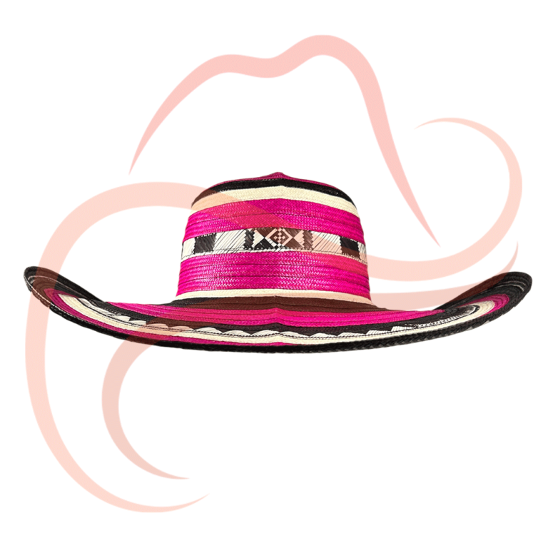Vista frontal sombrero vueltiao 19 vueltas colores fucsia, negro y blanco: Sombrero con franjas en fucsia, negro y blanco, con patrones geométricos en la banda de la copa.