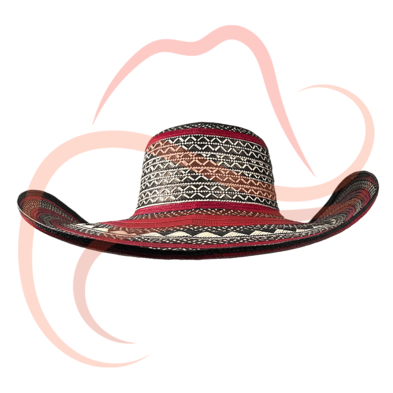 Imagen de sombrero vueltiao de 19 vueltas con franjas en rojo, negro y blanco, visto desde el frente. Se observa la copa con detalles de figuras geométricas.
