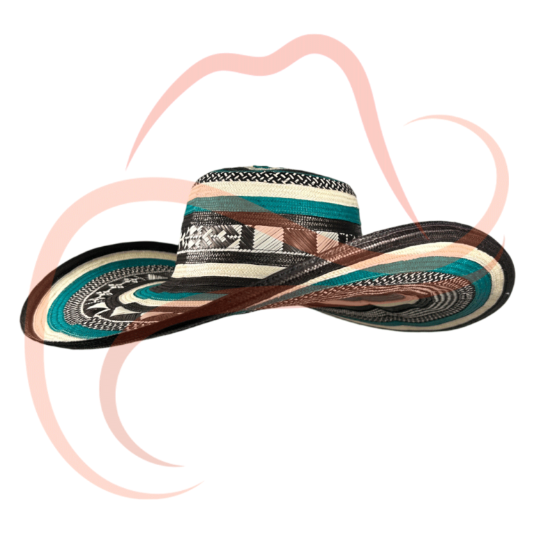 Imagen en tres cuartos de sombrero vueltiao de 19 vueltas con franjas en verde, negro y blanco, destacando los detalles coloridos y las franjas que recorren las alas.