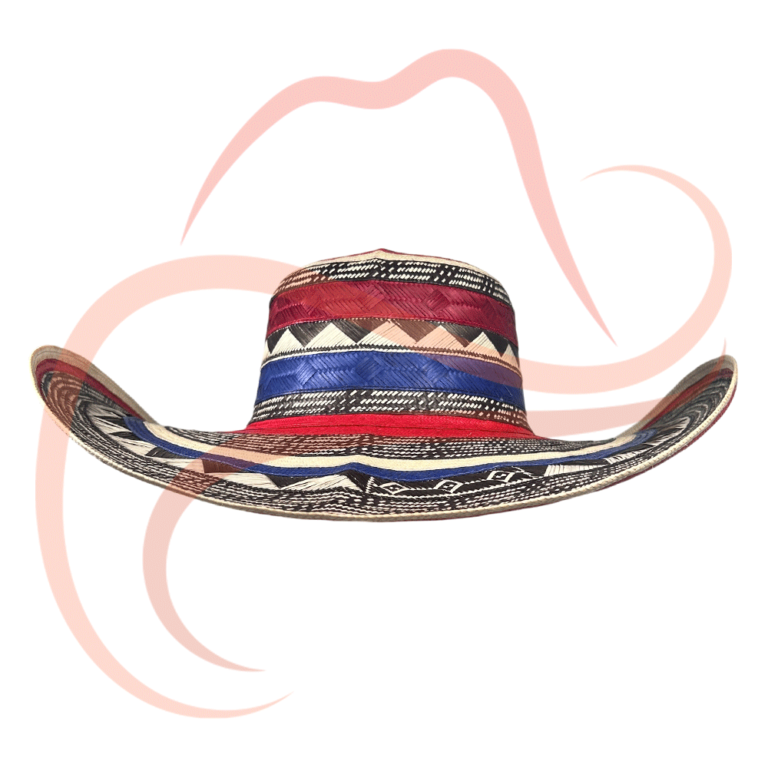 Vista frontal del sombrero vueltiao de 23 vueltas en rojo, negro y azul. Copa decorada con franjas en rojo y azul, detalles en negro y blanco.