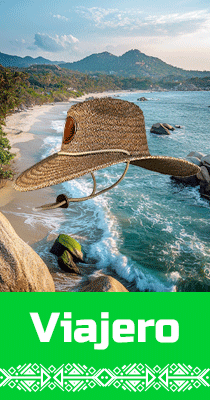 Banner promocional que destaca un sombrero de explorador, ideal para los viajeros colombianos, sobre un impresionante paisaje costero de Colombia, con mar y montañas al fondo.