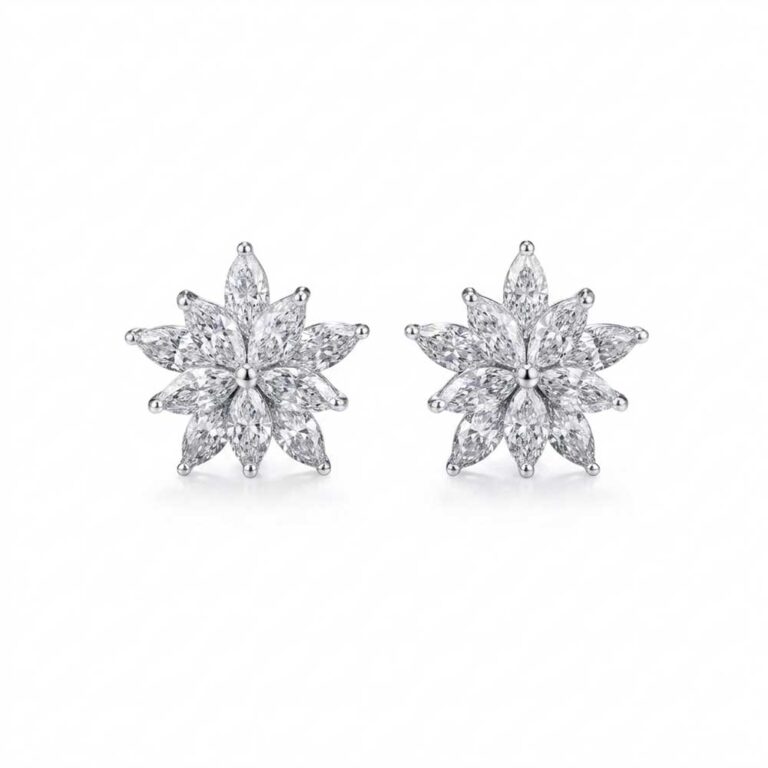 Aretes topos de flor en plata ley 925 con circones, hipoalergénicos, sobre fondo blanco