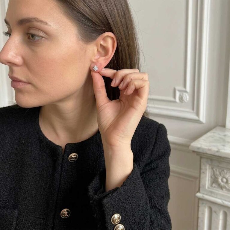 Aretes topos de flor en plata 925 con circones, delicados y elegantes en el lóbulo