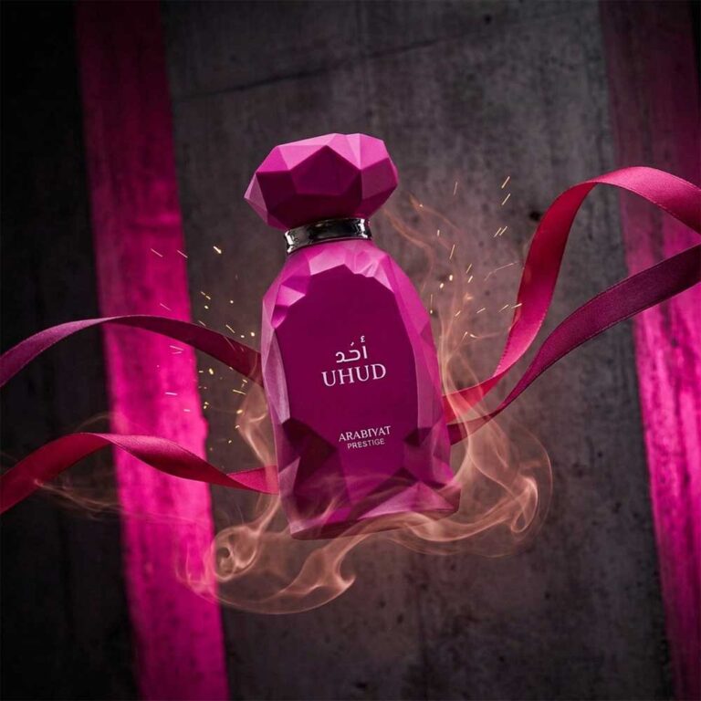 Perfume Uhud de Arabiyat Prestige, Eau de Parfum de vainilla, miel y ámbar, ambientado con luces fucsia
