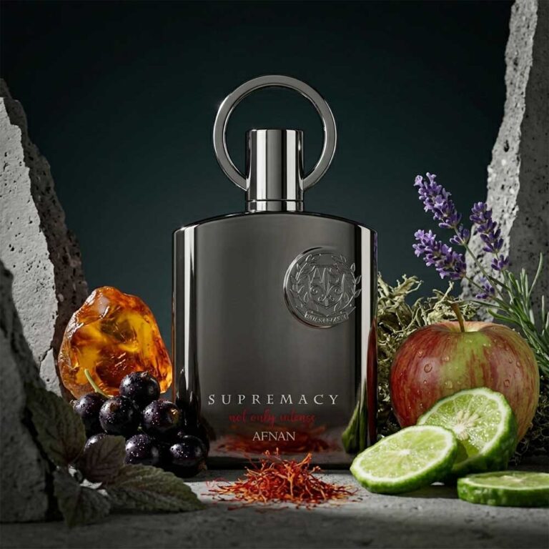 Perfume Supremacy Not Only Intense de Afnan rodeado de sus notas: grosella negra, bergamota y musgo de roble