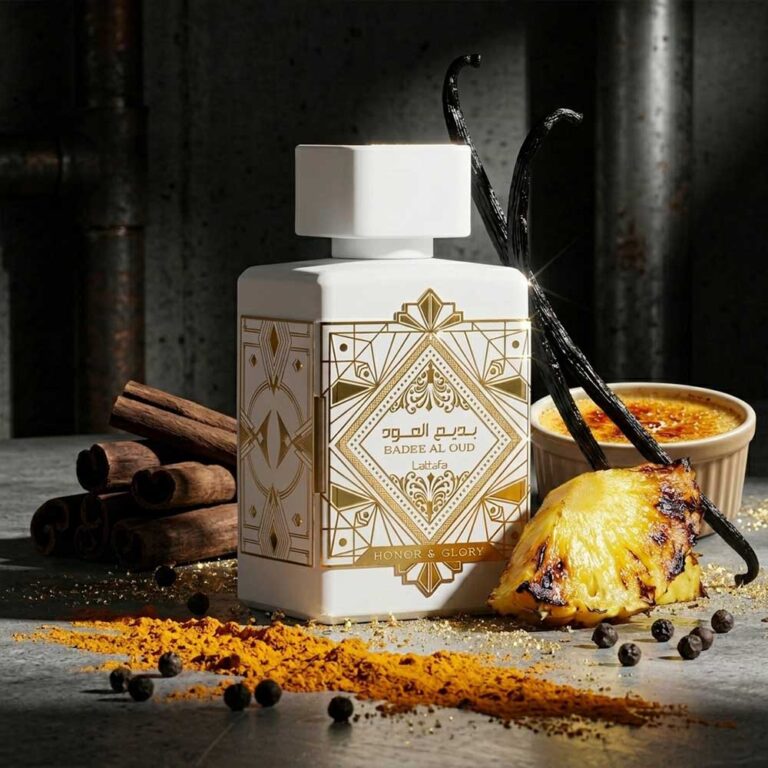 Perfume Bade'e Al Oud Honor & Glory de Lattafa rodeado de sus notas: piña, canela, cúrcuma y vainilla