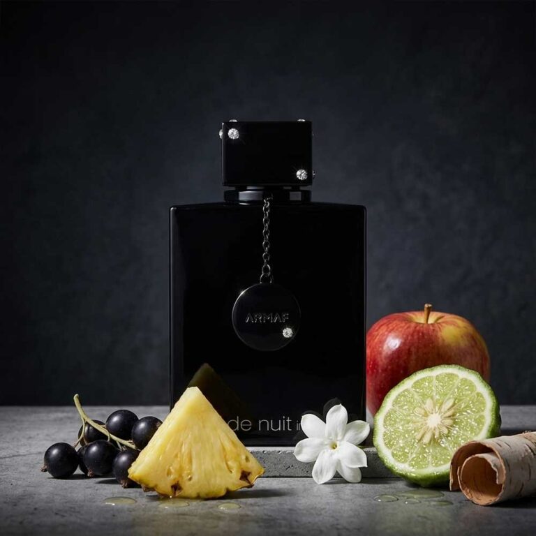 Perfume Club de Nuit Intense Man de Armaf rodeado de sus notas: piña, bergamota, grosella negra y abedul