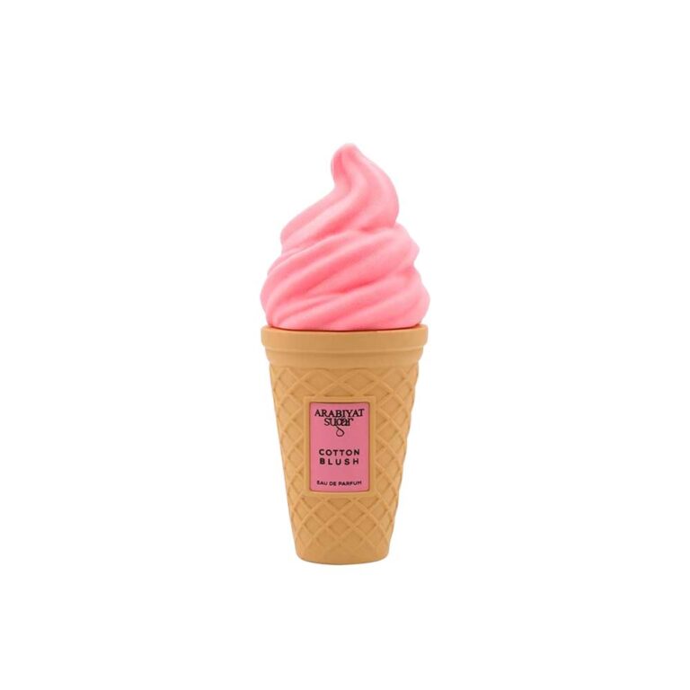 Frasco de Cotton Blush de Arabiyat en forma de helado rosado junto a algodón de azúcar