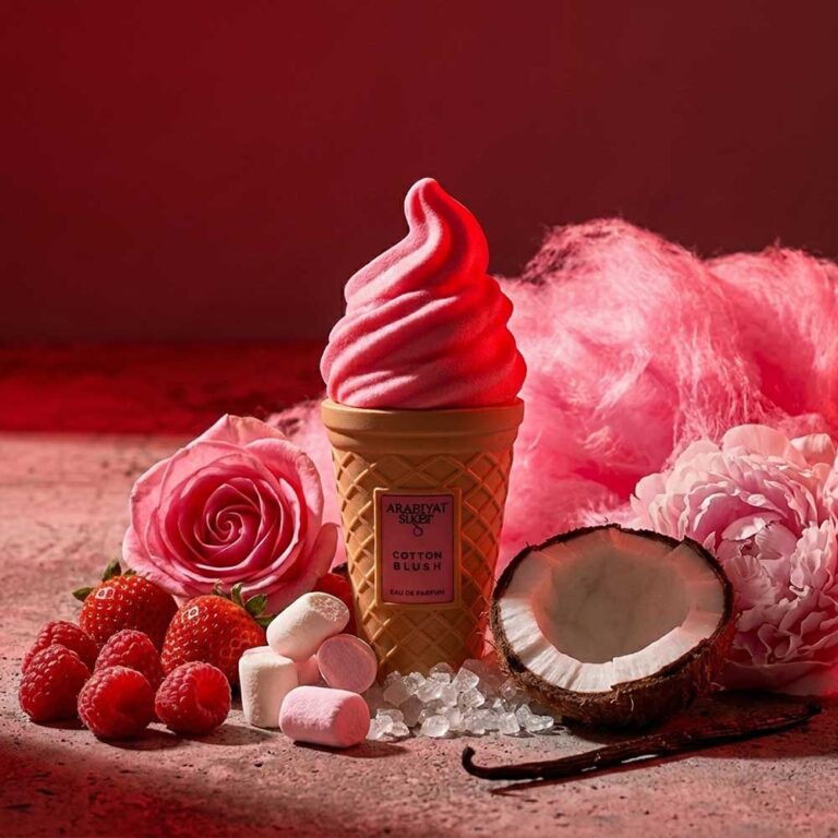 Cotton Blush de Arabiyat rodeado de algodón de azúcar, frutos rojos y notas dulces