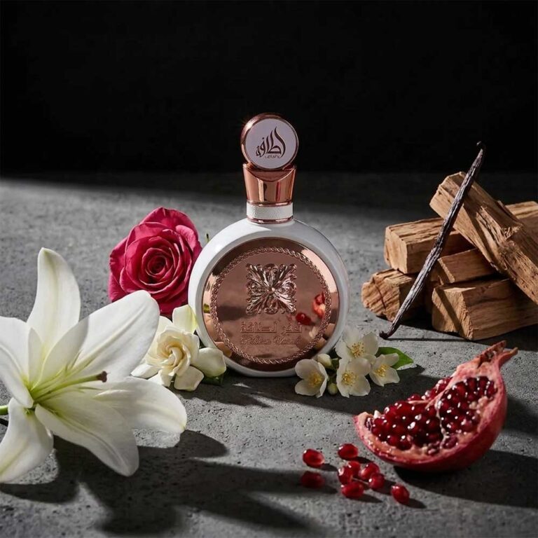 Perfume Fakhar Women de Lattafa rodeado de sus notas: lirio, rosa, jazmín y vainilla, floral blanco elegante