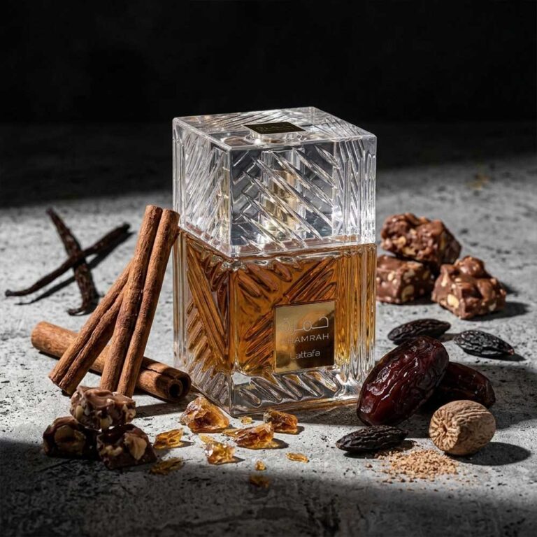 Perfume Khamrah de Lattafa rodeado de sus notas: canela, dátiles, praliné y ámbar, fragancia oriental dulce
