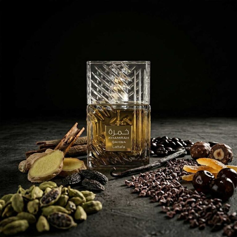 Perfume Khamrah Qahwa de Lattafa rodeado de sus notas: café, canela, cardamomo y praliné, gourmand dulce