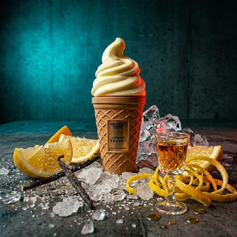 Lemon Sorbet de Arabiyat rodeado de limón, hielo triturado y notas gourmand