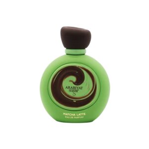Frasco verde de Matcha Latte de Arabiyat rodeado de polvo verde y caramelo