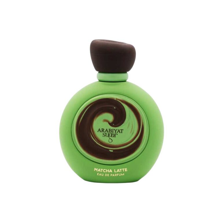 Frasco verde de Matcha Latte de Arabiyat rodeado de polvo verde y caramelo