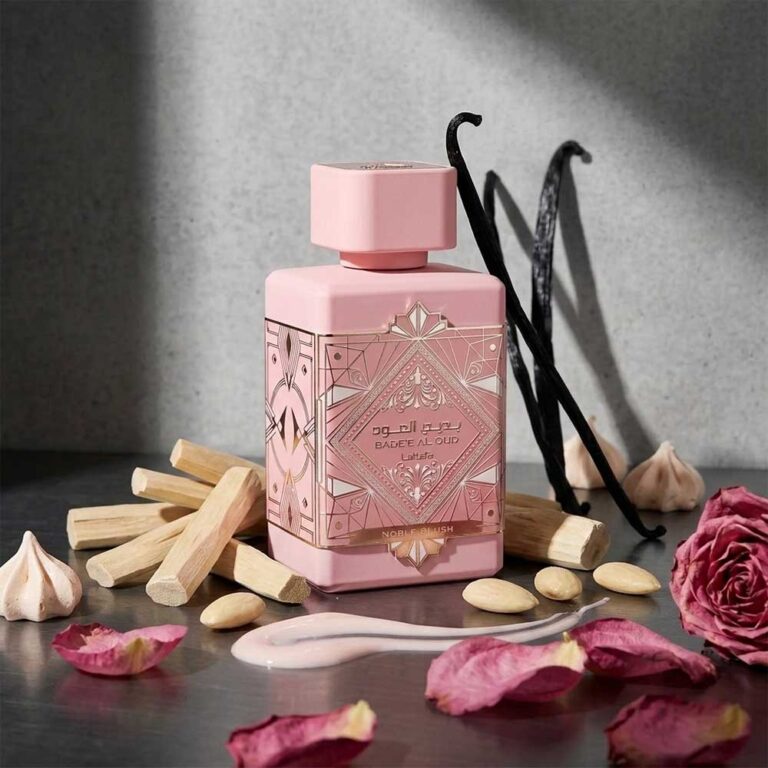 Perfume Noble Blush de Lattafa rodeado de sus notas: rosa, merengue, almendra y vainilla, floral gourmand