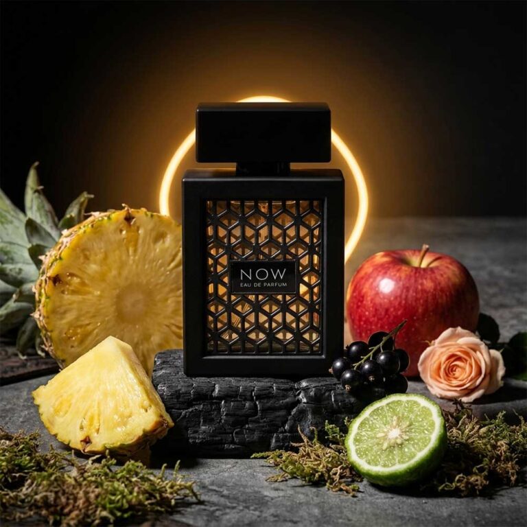 Perfume Rave Now Black rodeado de sus notas: piña, manzana, grosella negra y bergamota, fragancia frutal