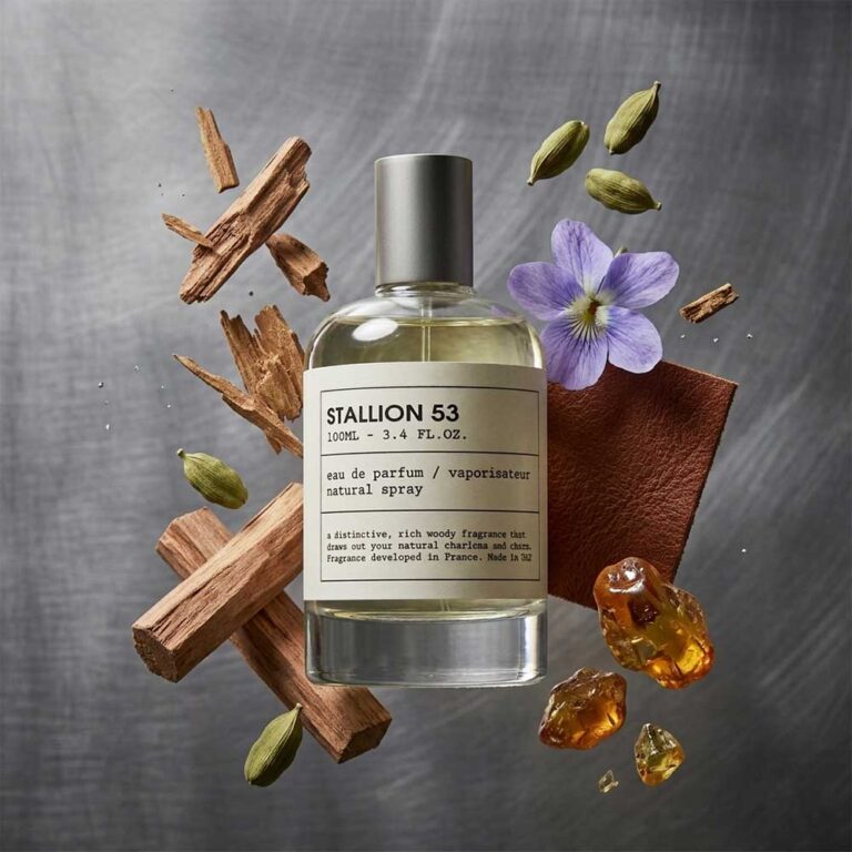 Perfume Stallion 53 de Emper rodeado de sus notas: sándalo, cedro, cardamomo y cuero, fragancia amaderada