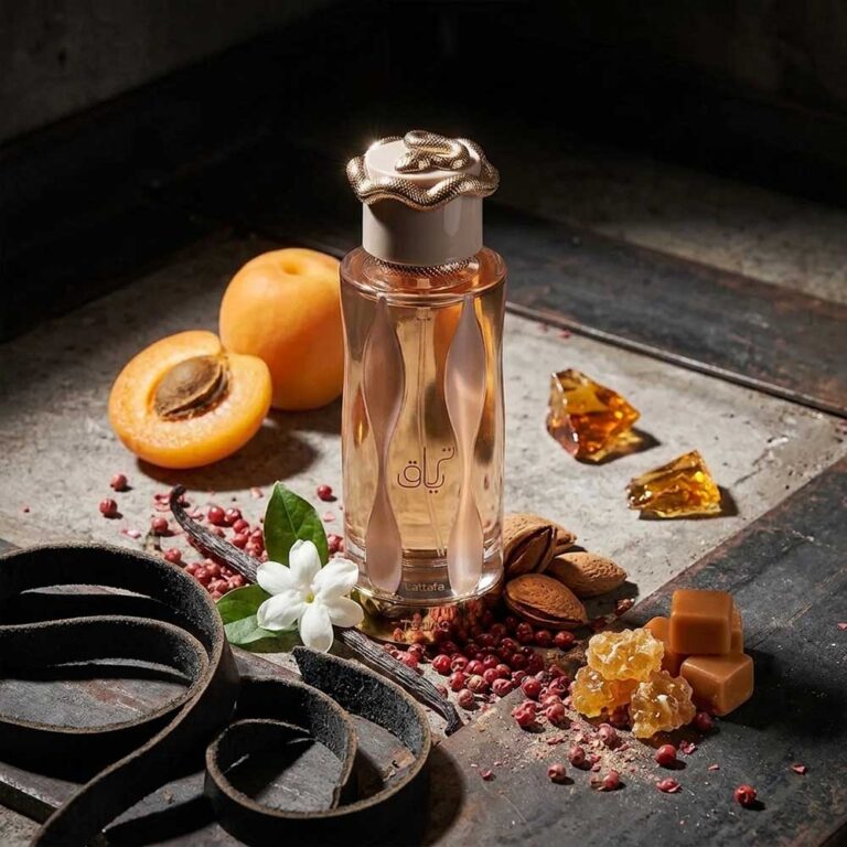 Perfume Teriaq de Lattafa rodeado de sus notas: caramelo, almendra, pimienta rosa y cuero, cuero gourmand